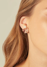 Load image into Gallery viewer, Anthia Jewelry Natura Pink Rose Quartz Flowers Craving &amp; Synthetic Pearl Silver Earrings
